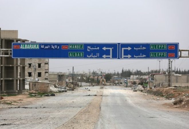Placa indica direção para cidade de Mabij, na Síria