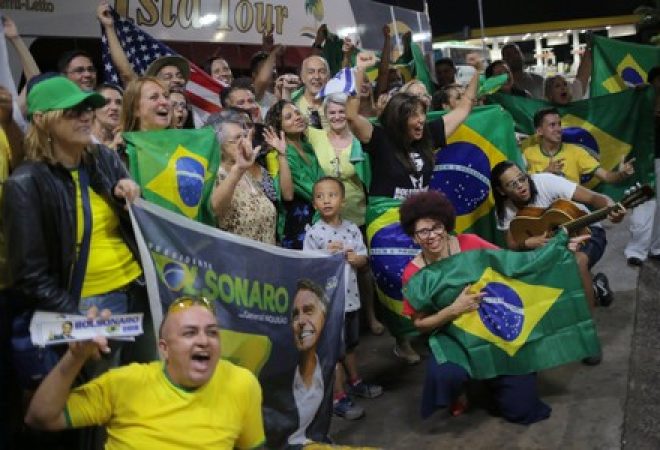 Apoiadores do presidente eleito Jair Bolsonaro viajam de ônibus de São Paulo a Brasília para acompanhar a cerimônia de posse