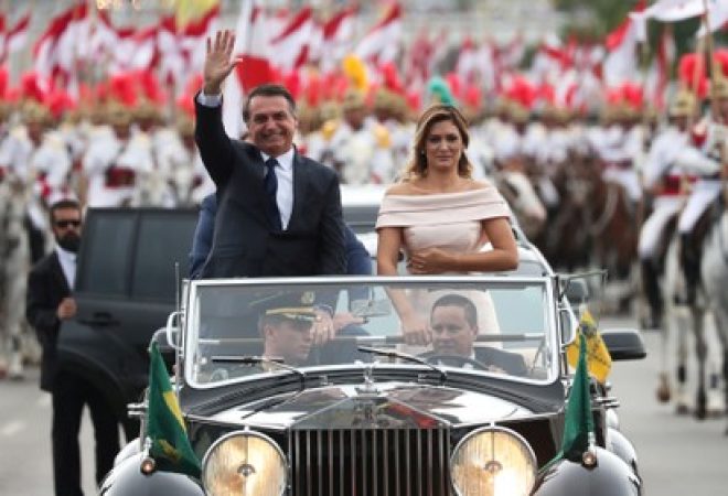 Presidente Jair Bolsonaro desfila em carro aberto em Brasília