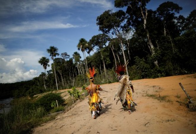 Indígenas da comunidade pareci caminham por vilarejo perto de Campo Novo do Parecis, no Mato Grosso