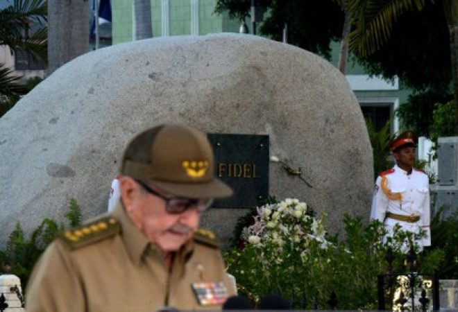 Líder do Partido Comunista de Cuba, Raúl Castro, discursa em cemitério de Santiago de Cuba
