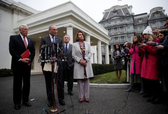 Líder democrata no Senado, Chuck Schumer, concede entrevista ao lado da líder democrata na Câmara, Nancy Pelosi, e outros parlamentares do partido, após reunião na Casa Branca com o presidente Donald Trump, em Washington