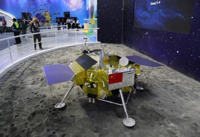 Modelo da sonda lunar chinesa Chang'e 4 em exposição em Zhuhai