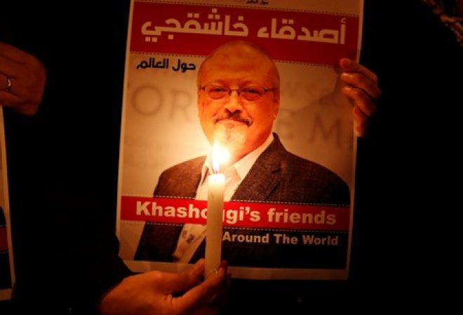 Manifestante segura cartaz com foto de Jamal Khashoggi em frente ao consulado da Arábia Saudita em Istambul