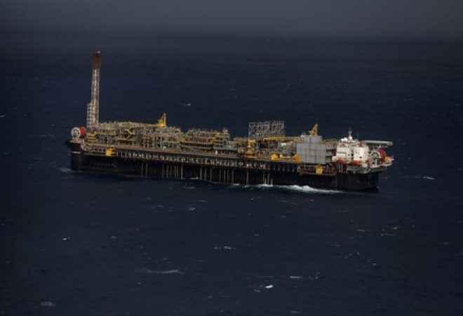 Navio-plataforma da Petrobras na Bacia de Santos, na costa do Rio de Janeiro