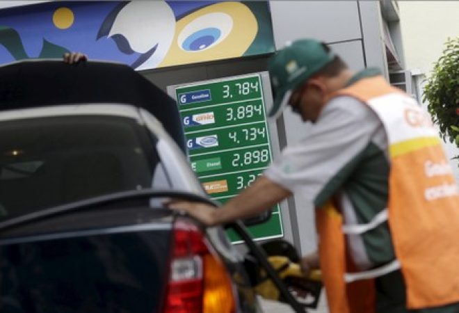Frentista abastece carro em posto de combustíveis no Rio de Janeiro