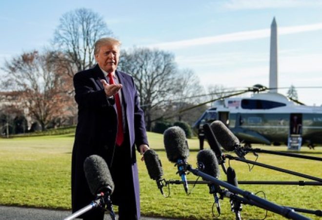 Presidente dos EUA, Donald Trump, concede entrevista ao retornar de Camp David para a Casa Branca