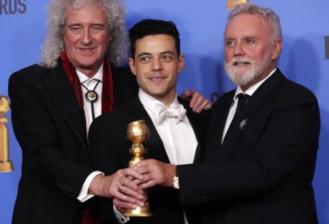 Rami Malek posa com estatueta do Globo de Ouro ao lado de Brian May e Roger Taylor