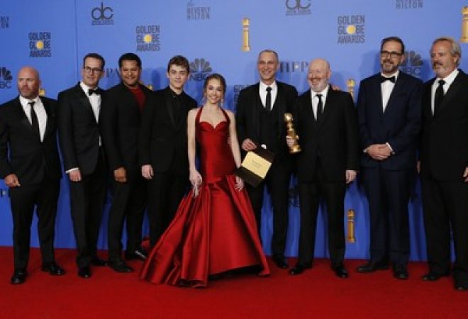 Elenco e equipe de "The Americans" posam com estatueta do Globo de Ouro