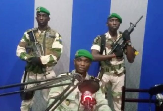 Imagem de vídeo durante transmissão realizada de dentro de estação de rádio em Libreville