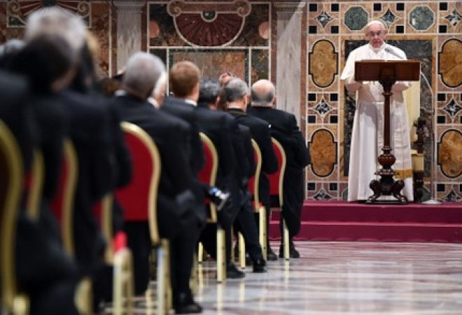 Papa Francisco discursa para diplomatas no Vaticano