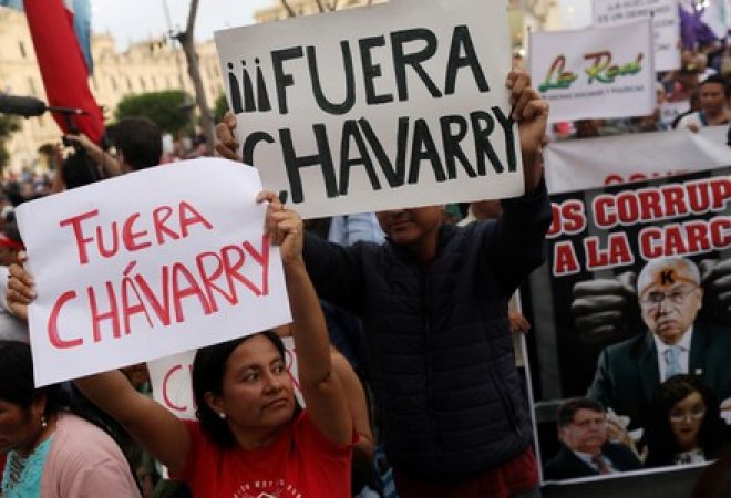 Manifestantes protestam contra procurador-geral peruano, Pedro Chávarry, em Lima