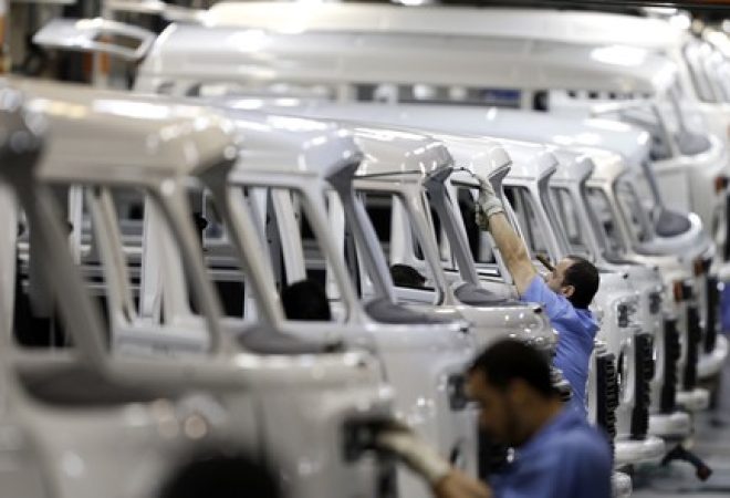 Trabalhadores em linha de produção de fábrica em São Bernardo do Campo