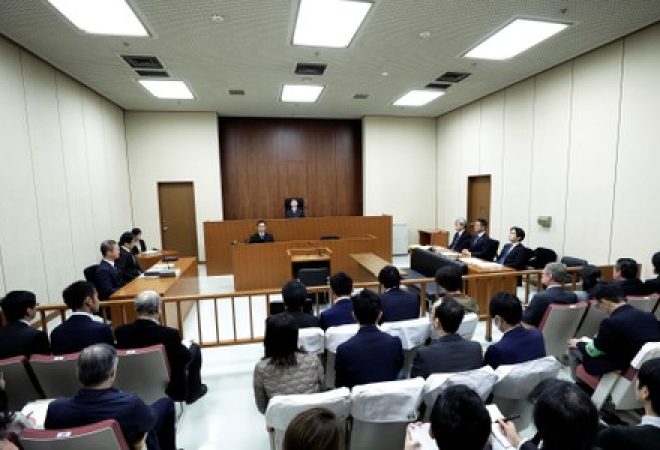 Juiz e espectadores em tribunal de Tóquio antes de audiência de Carlos Ghosn