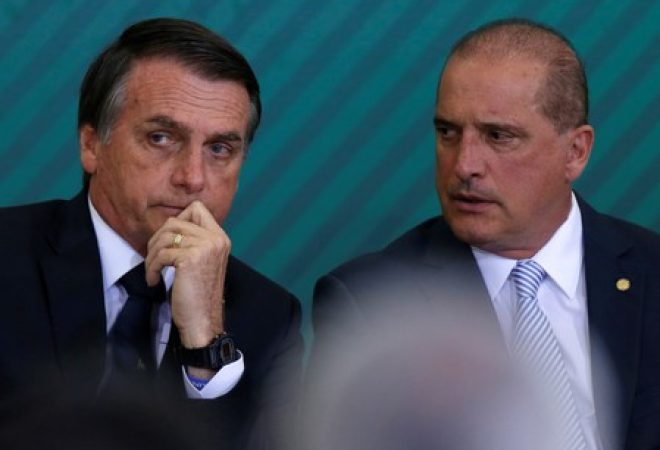 Presidente Jair Bolsonaro e ministro da Casa Civil, Onyx Lorenzoni, durante cerimônia em Brasília