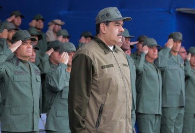 Presidente da Venezuela, Nicolás Maduro, em cerimônia com militares