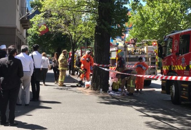 Bombeiros do lado de fora dos consulados da Índia e da França em Melbourne