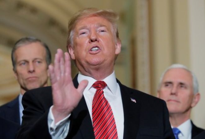 Presidente dos EUA, Donald Trump, fala com jornalistas em Washington