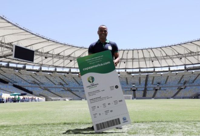 Cafú posa com modelo de ingresso da Copa América no Maracanã