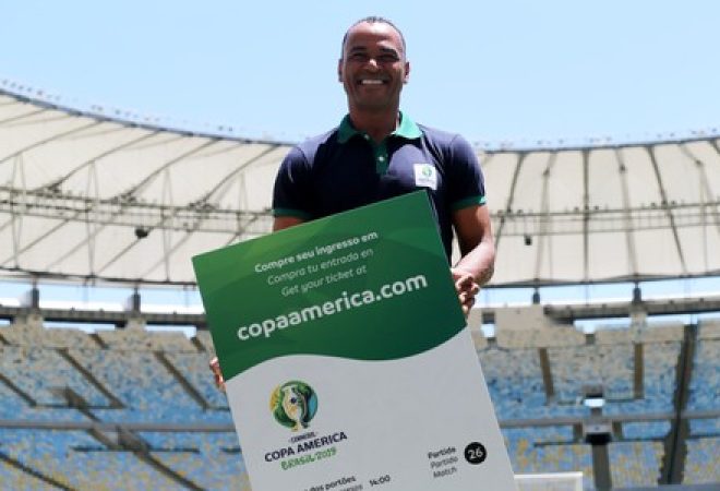 Cafu posa para foto após anunciar detalhes sobre venda de ingressos para a Copa América