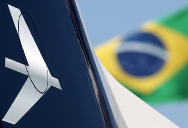 Logo da Embraer em feira do setor aéreo em São Paulo