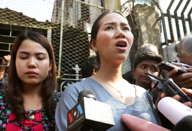 Pan Ei Mon e Chit Su Win, mulheres dos repórteres da Reuters Wa Lone e Kyaw Soe Oo, concedem entrevista em Yangon