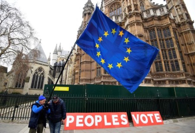 Manifestantes anti-Brexit em frente ao Parlamento britânico, em Londres