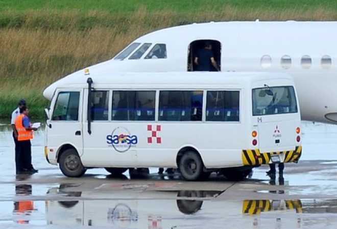 Ex-guerrilheiro italiano Cesare Battisti embarca em aeronave em Santa Cruz de la Sierra, na Bolívia