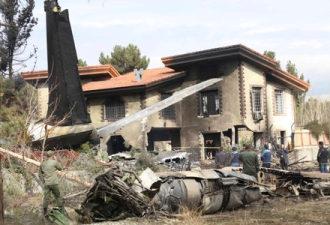 Destroços de avião militar de carga Boeing 707 que sofreu acidente no Irã