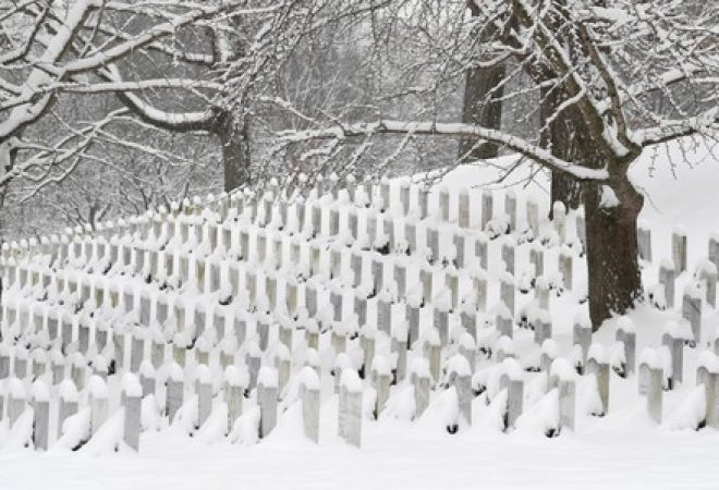 Cemitério de Arlington, na Virgínia, coberto de neve