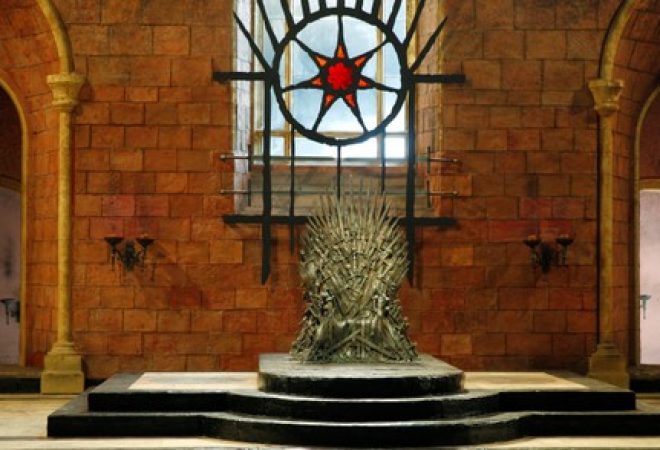 Trono de Ferro de Game of Thrones em exibição em Belfast