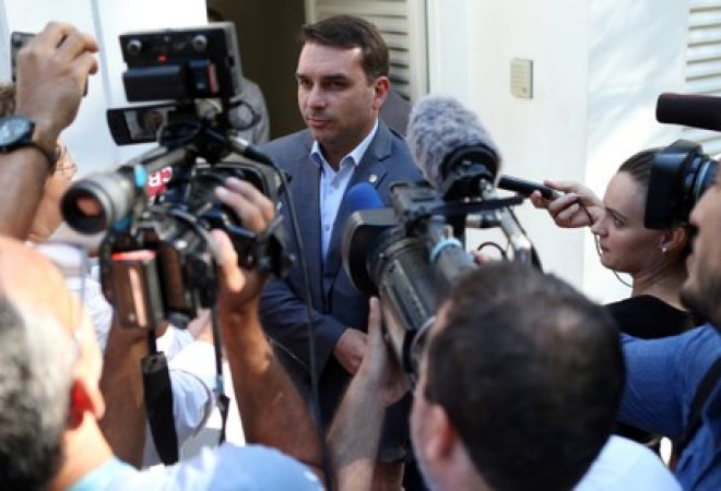 Flávio Bolsonaro fala com jornalistas no Rio de Janeiro