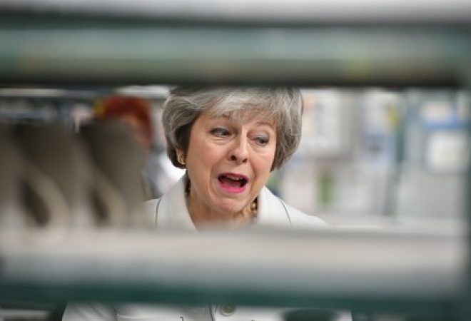 Primeira-ministra britânica, Theresa May, em fábrica no Reino Unido