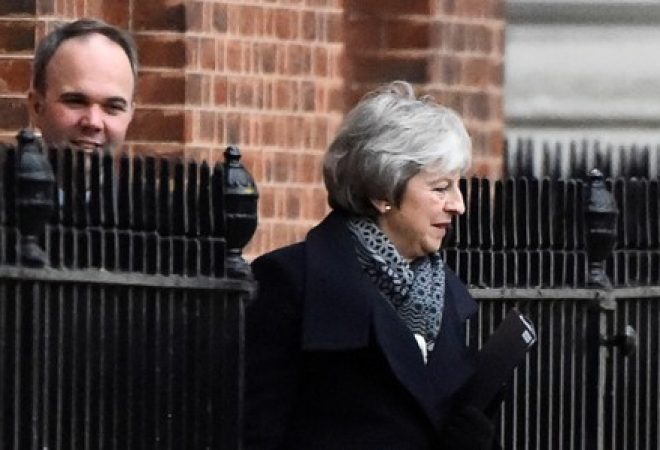 Premiê britânica, Theresa May, saindo da residência oficial de Downing Street, em Londres