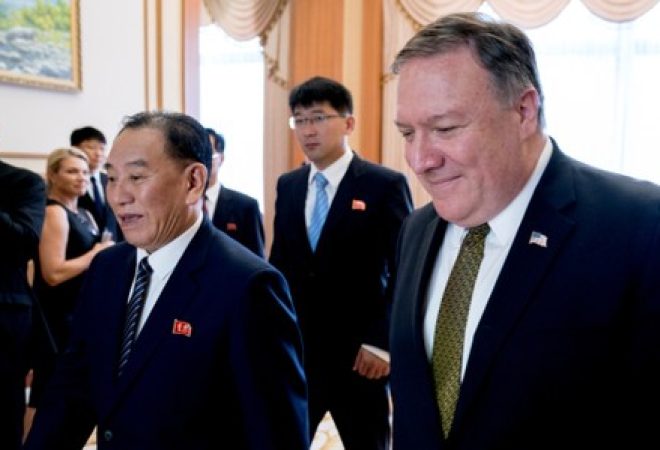 Secretário de Estado dos EUA, Mike Pompeo, e alto dirigente norte-coreano, Kim Yong Chol, em Pyongyang