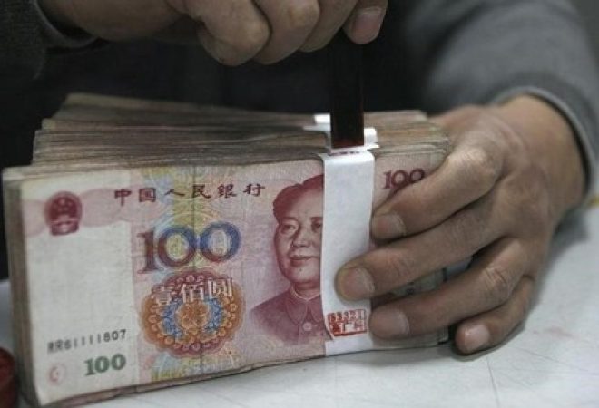 Notas de iuanes em banco comercial em Huaibei, na China