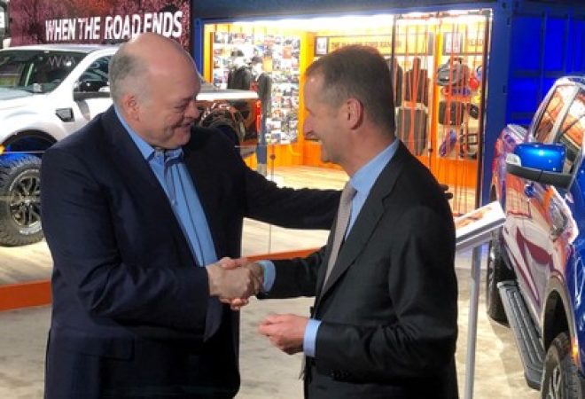 Presidente do conselho e CEO da Ford, Jim Hackett, cumprimenta CEO da Volkswagen, Herbert Diess, na Detroit Auto Show