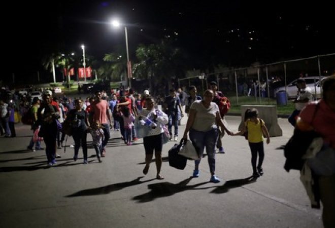 Hondurenhos partem em caravana a caminho dos EUA