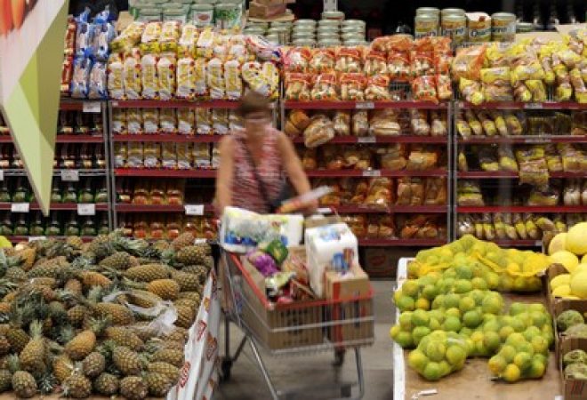 Consumidora em mercado em São Paulo
