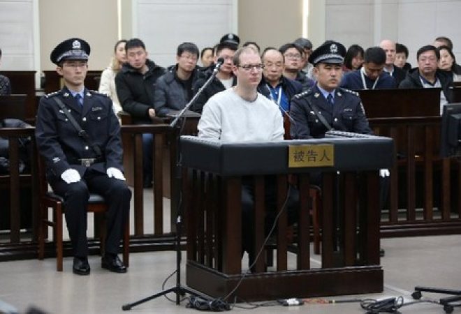 Canadense Robert Lloyd Schellenberg em tribunal de Dalina, na China