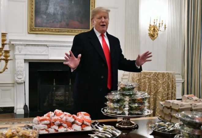 Donald Trump serve fast-food para campeões de futebol americano universitário na Casa Branca