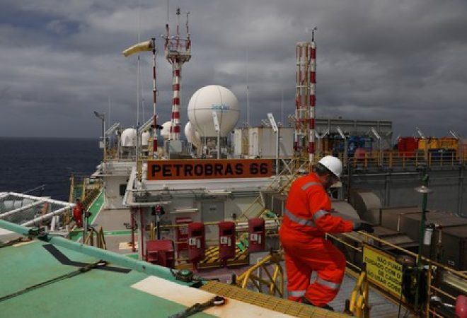 Trabalhador anda na plataforma petrolífera Petrobras P-66 na Bacia de Santos, no Rio de Janeiro