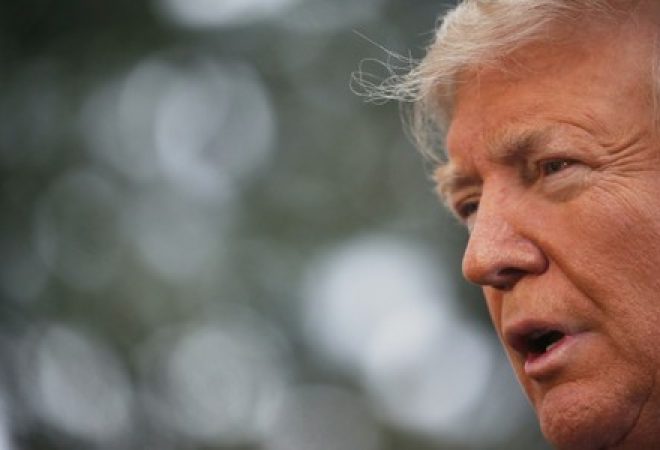 O presidente dos Estados Unidos, Donald Trump, fala à imprensa na Casa Branca antes de viagem