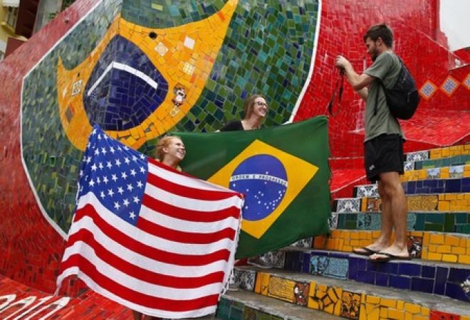 Tiristas com bandeiras do Brasil e dos EUA no Rio de Janeiro