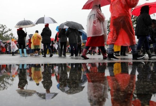 Pessoas se protegem da chuva em Los Angeles