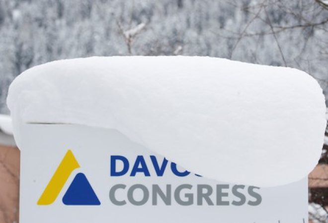 Placa coberta de neve em frente ao centro de convenções que recebe o Fórum Econômico Mundial, em Davos