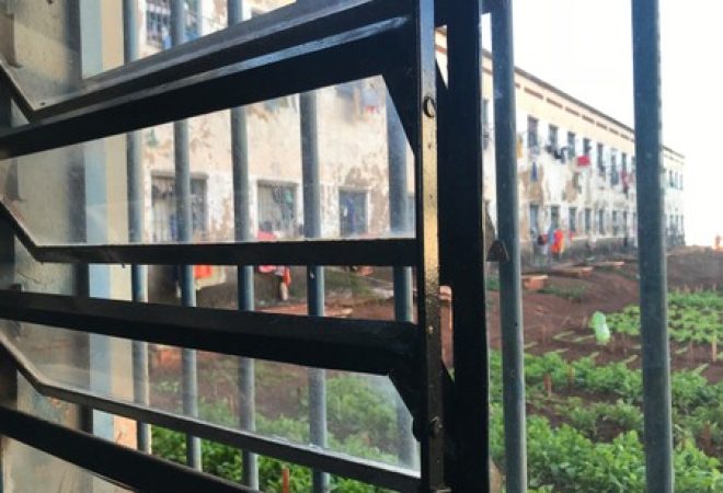 Visão de uma janela interna na Penitenciária Estadual de Dourados