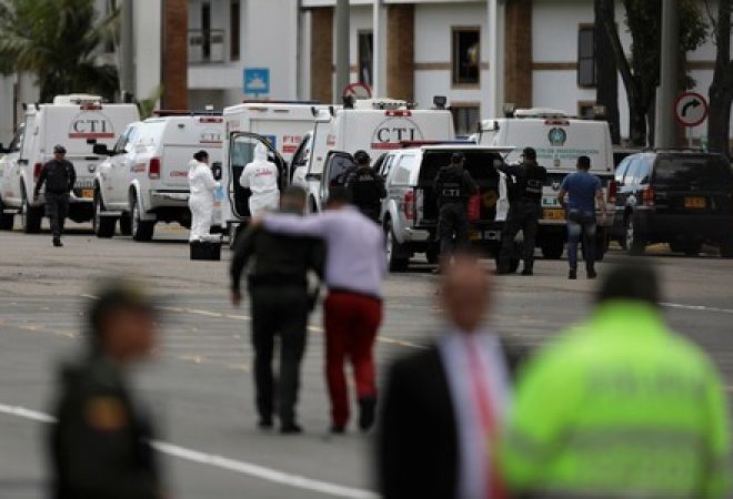Policiais e agentes de segurança no local de explosão de carro-bomba em Bogotá