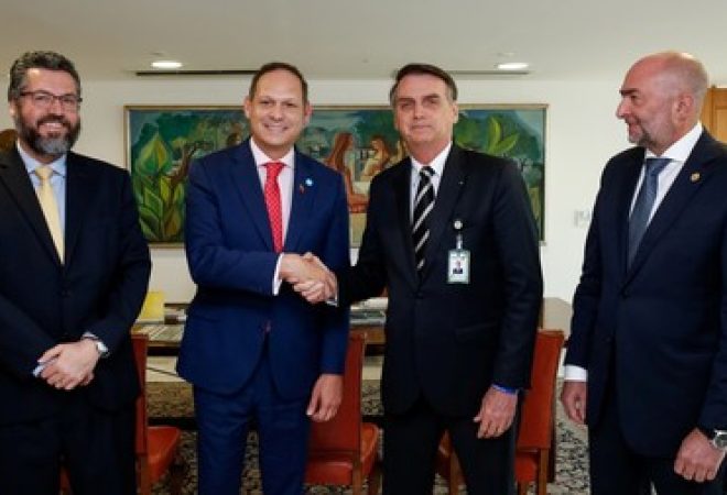 Presidente Jair Bolsonaro cumprimenta presidente da Suprema Corte da Venezuela no exílio, Miguel Angel Martin, em Brasília