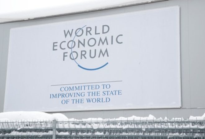 Logo do Fórum Econômico Mundial em Davos, na Suíça